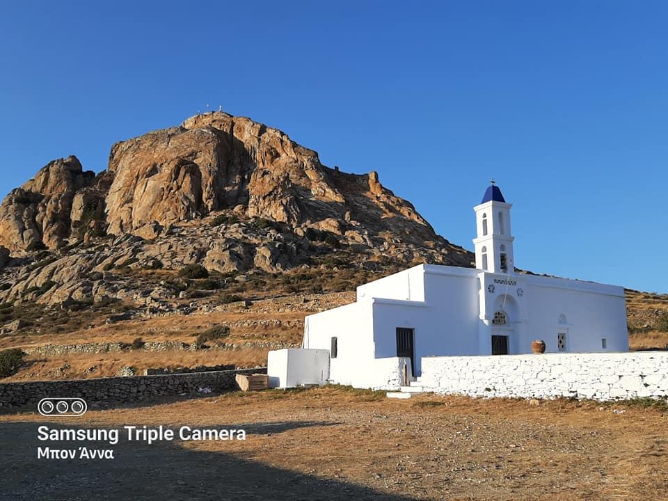 Το άγαλμα του Ιησού της Ιερής καρδιάς στο ομώνυμο μοναστήρι του Εξώμβουργου